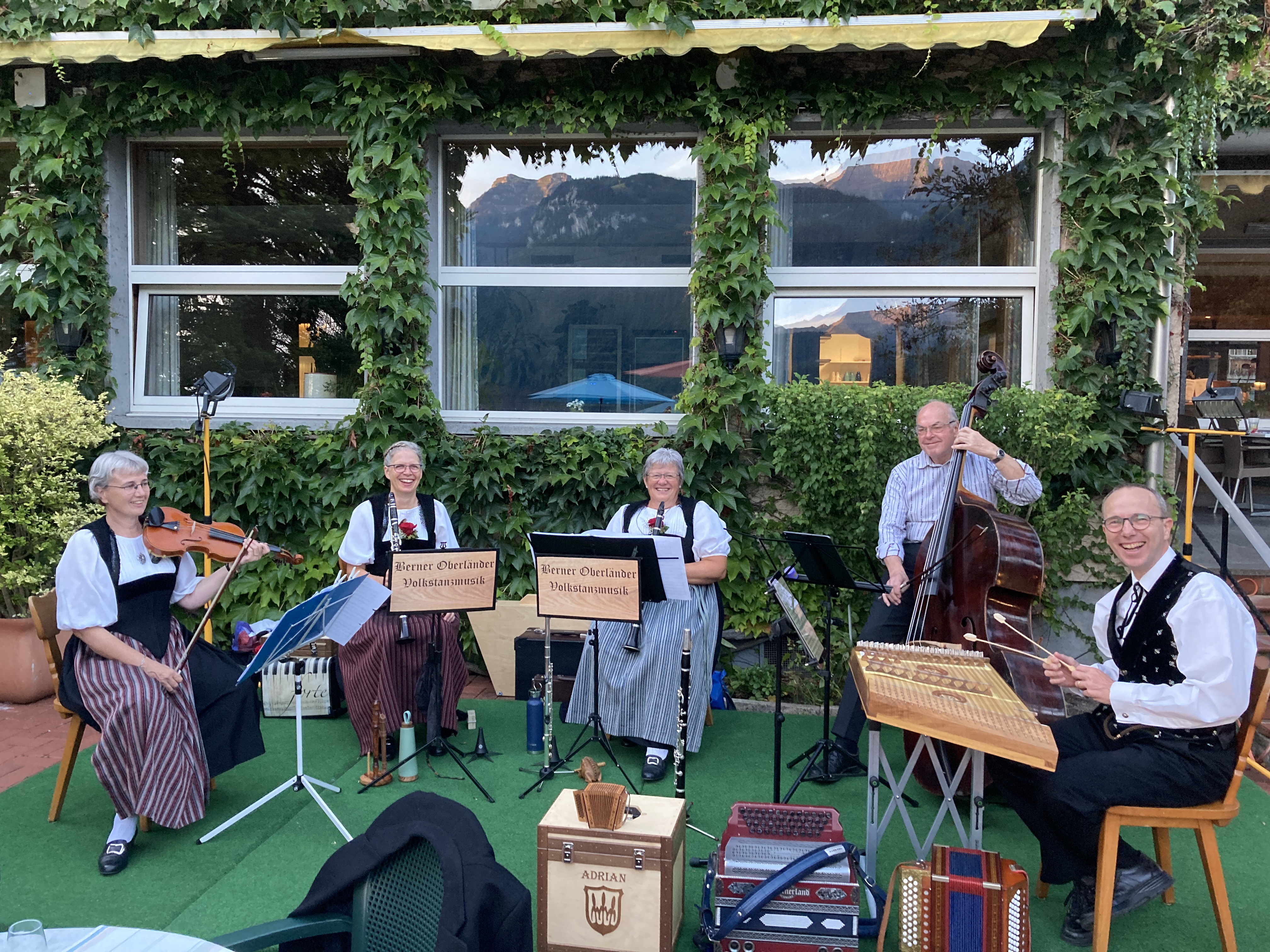 Berner Oberländer Volkstanzmusik im Hotel Bären Brienz zu Gunsten der Unwetter-Geschädigten